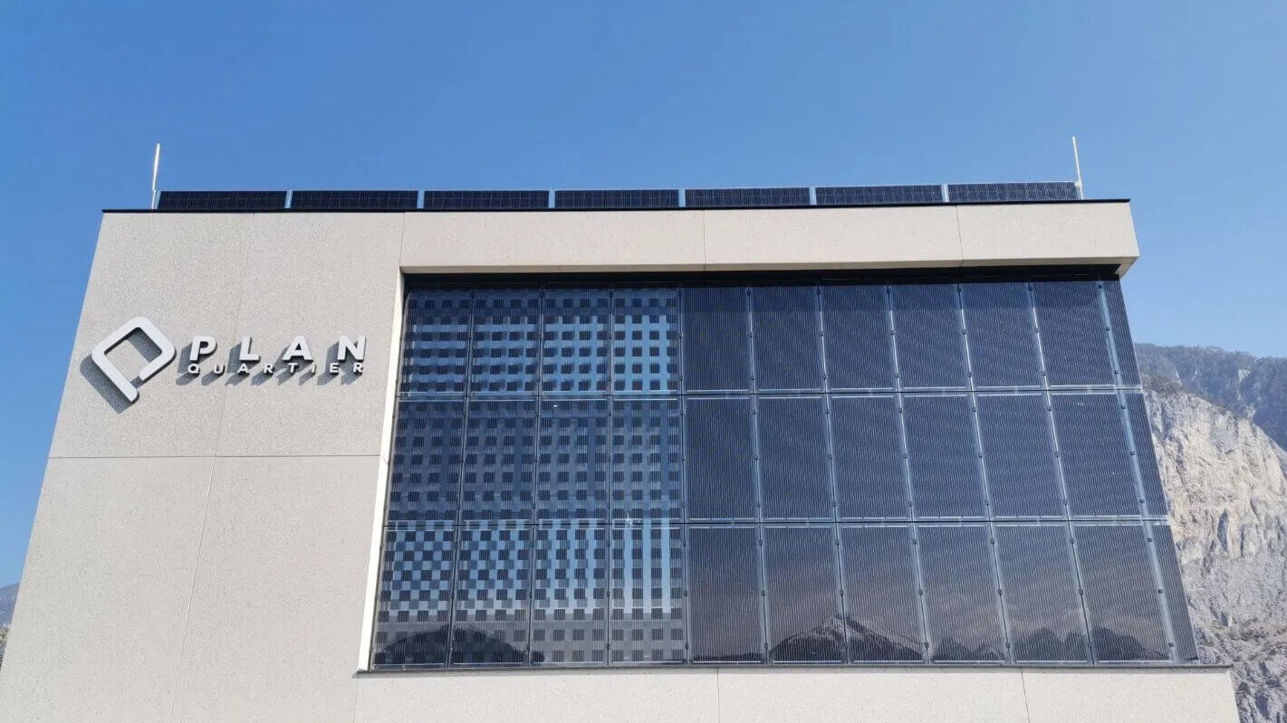 Photovoltaikfassade mit transparenten Glas Glas Modulen