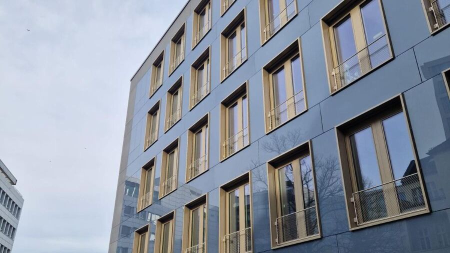 Farbige Solarmodule an der Fassade