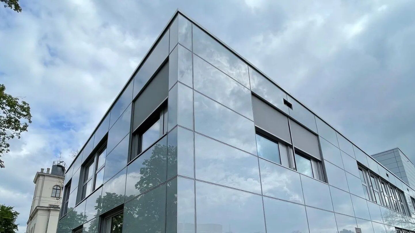Photovoltaikfassade aus einem farbigen Glas Glas Modul