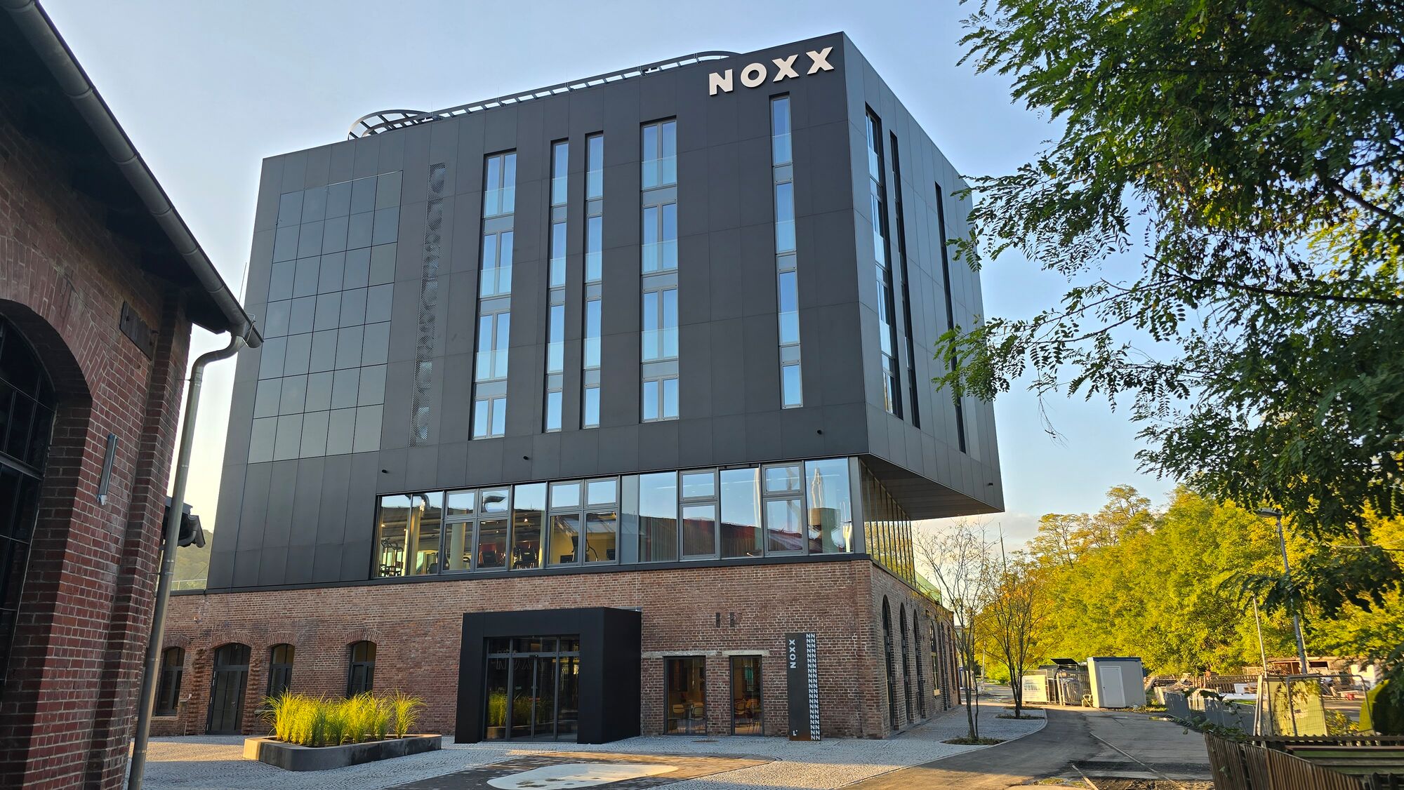 Photovoltaik-Fassade SUNOVATION eFORM clear